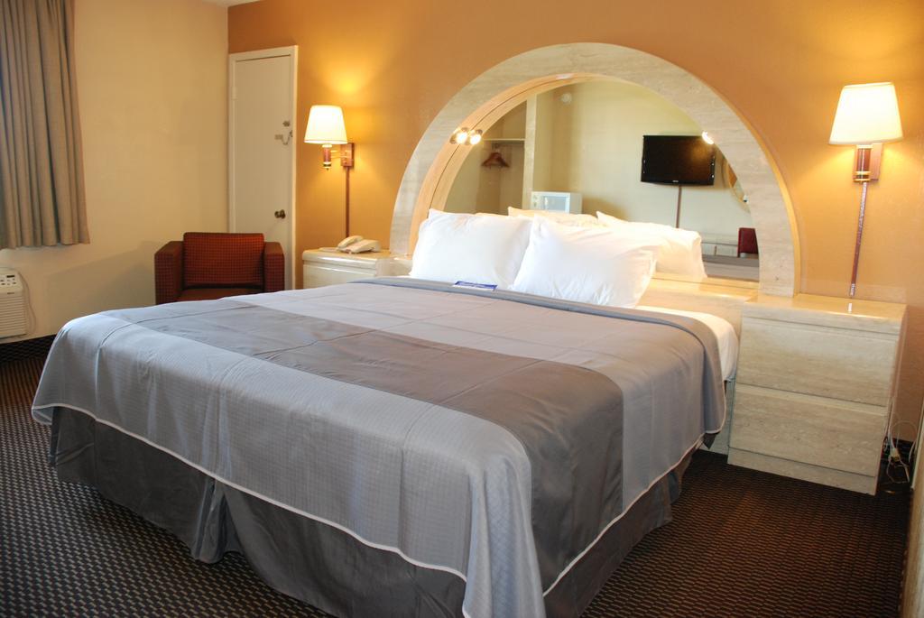 Apple Tree Inn Lindale Bagian luar foto