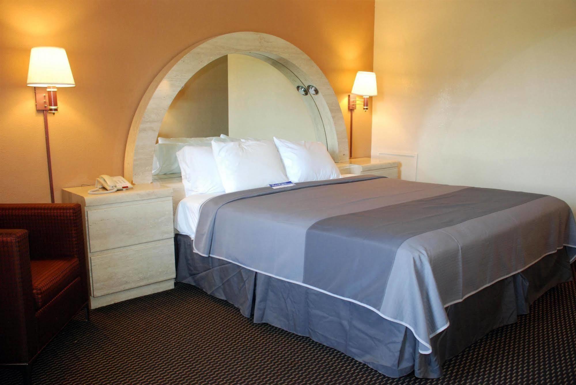 Apple Tree Inn Lindale Bagian luar foto
